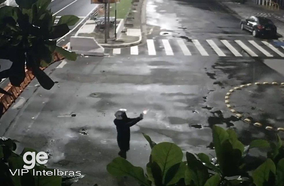 Homem atira contra o Parque São Jorge, sede social do Corinthians — Foto: ge.globo