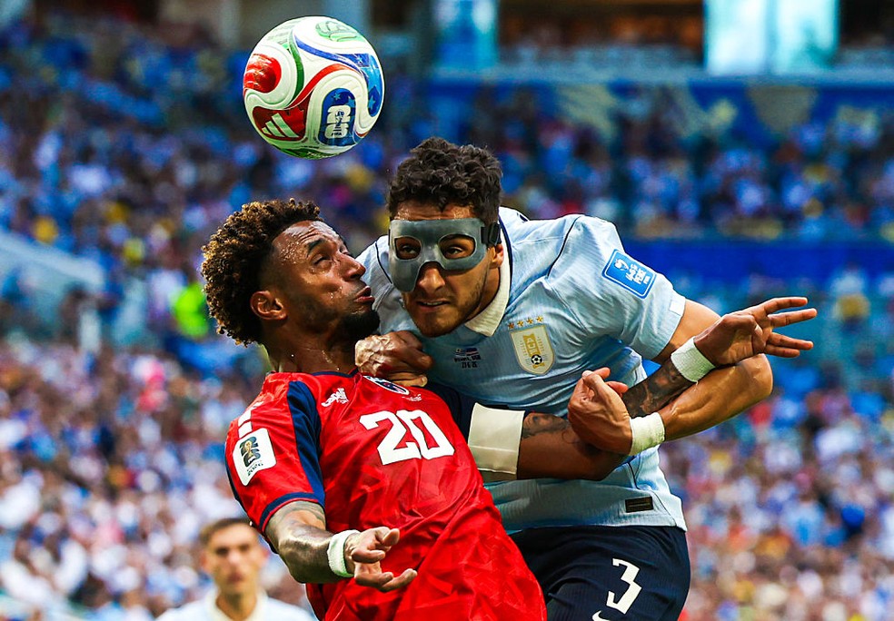 Ryan Mendes e Cáceres disputam a bola em Uruguai x Cabo Verde — Foto: Craig Williamson/SNS Group via Getty Images