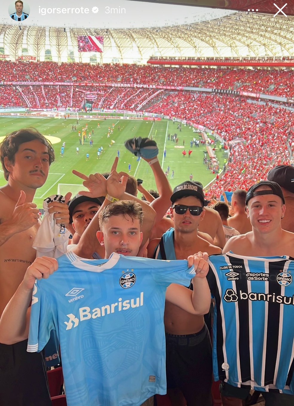 Igor Serrote (D) na torcida do Grêmio no Gre-Nal