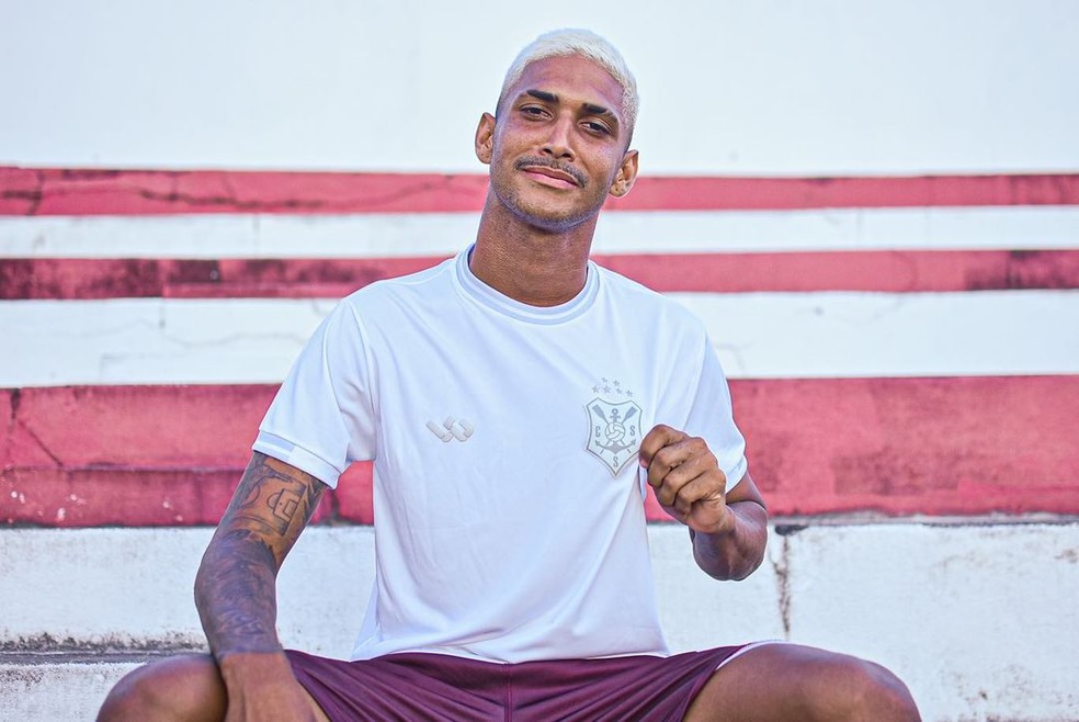 Zagueiro Dedé com camisa especial do Sergipe — Foto: Divulgação/CSS