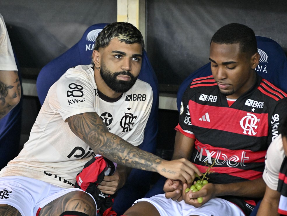 Gabigol come uva ao lado de Lorran no banco de Flamengo x Vasco — Foto: André Durão / ge