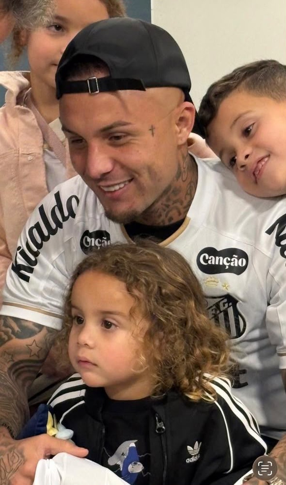Everton Cebolinha veste a camisa do Santos � Foto: Reprodu��o