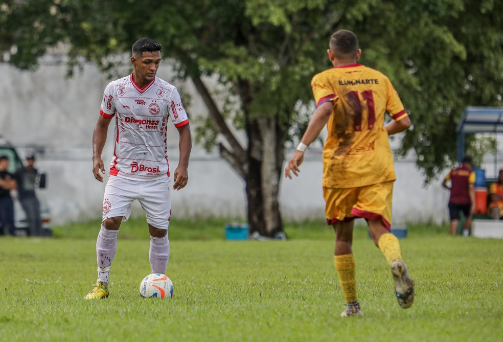 Cabelo, do Porto Velho, em jogada no meio-campo — Foto: Leandro Morais