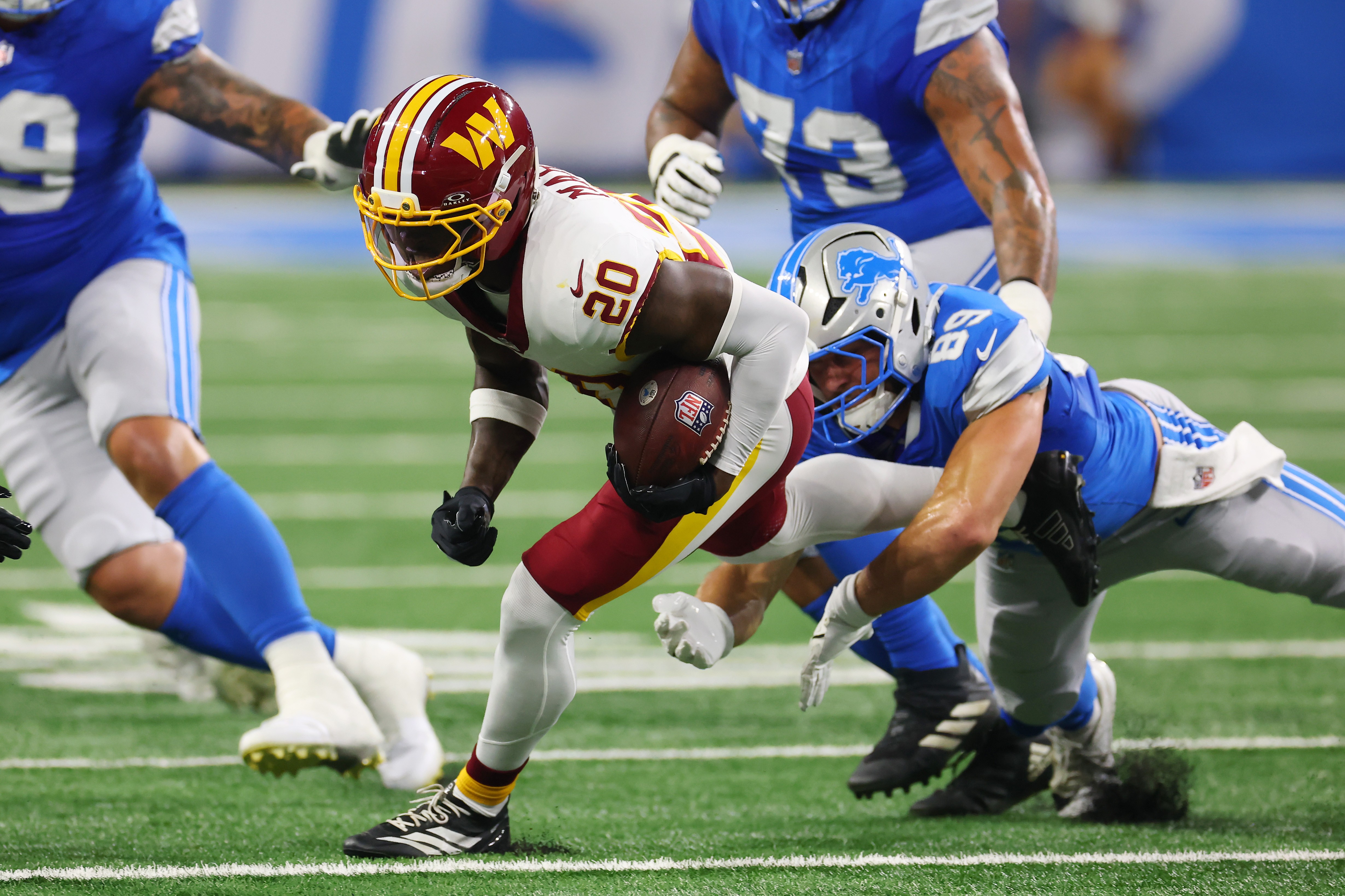 NFL: Com recepção incrível, jogador dos Commanders rouba a cena contra os Lions pela pré-temporada