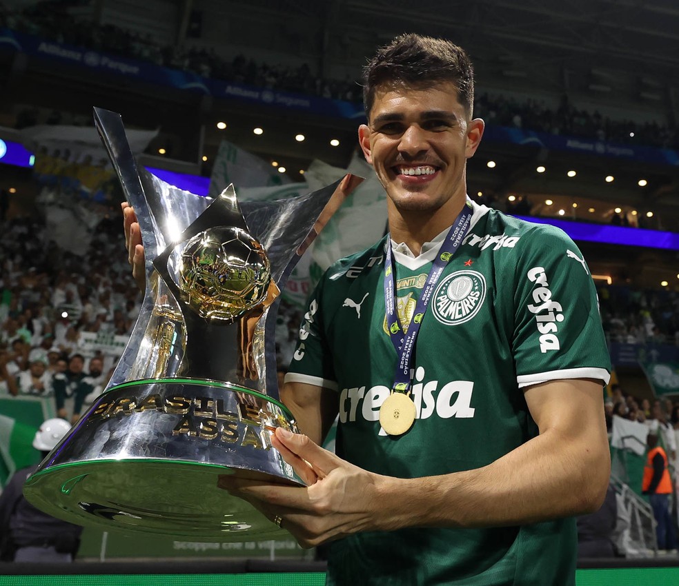 Vinicius Silvestre com a taça de campeão brasileiro de 2022 pelo Palmeiras — Foto: Cesar Greco/Palmeiras