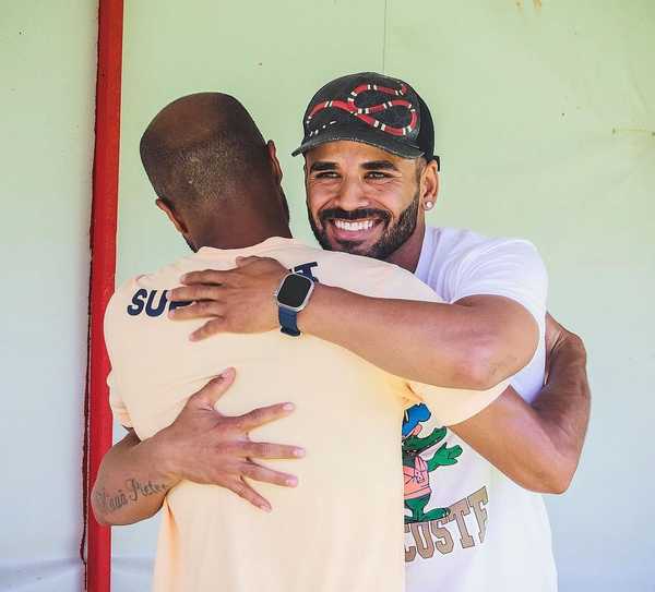 Ex-jogador Douglas, do Barcelona, visita CT do São Paulo.