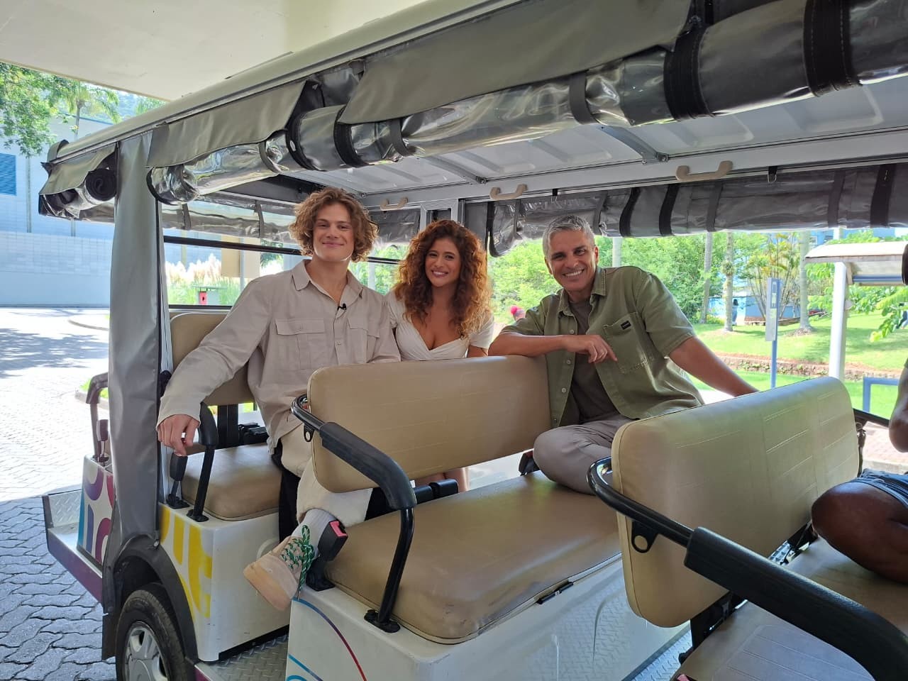 Lucas Pinheiro visita Isadora Cruz em cidade cenográfica da novela