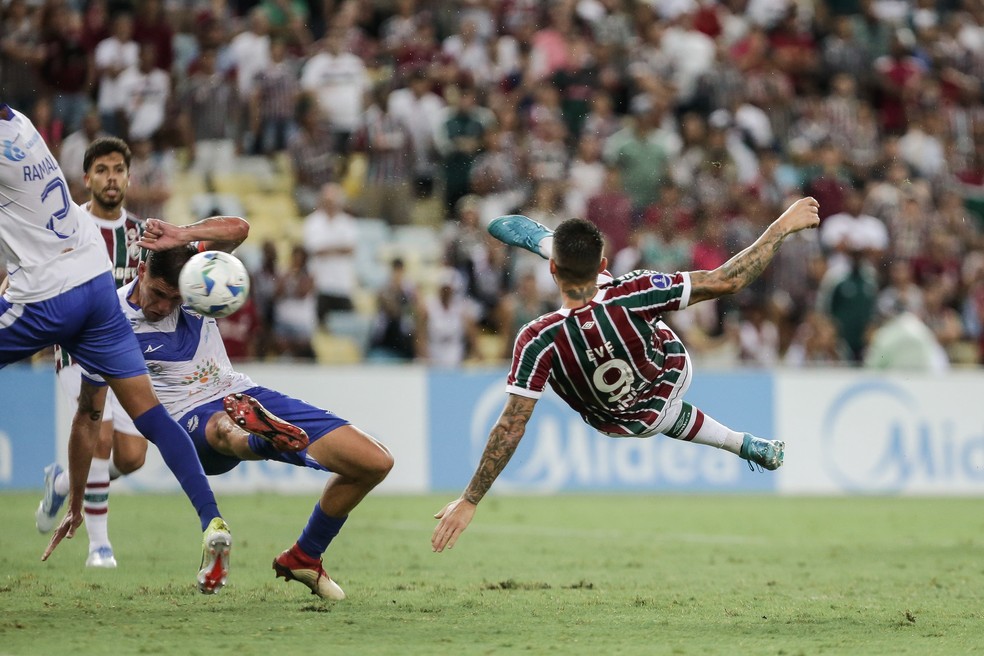 Voleio de Everaldo no segundo gol do Fluminense contra o San José — Foto: Lucas Merçon/FFC
