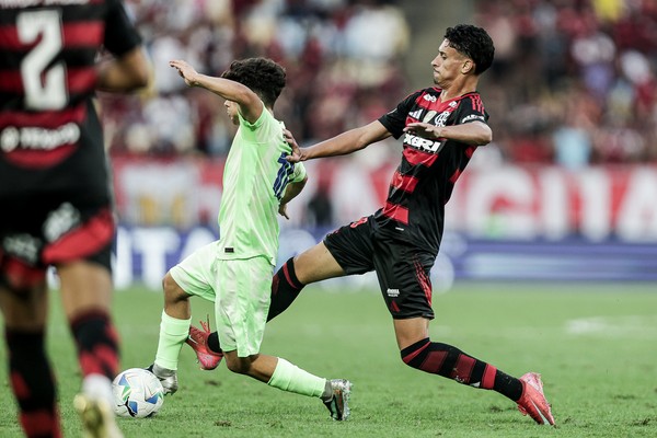 É O MENGÃO! Imprensa espanhola critica derrota do Barcelona para o Flamengo