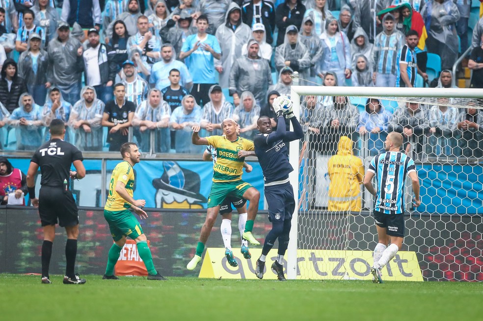 Caíque, Rodrigo Ely e Deyverson no duelo entre Grêmio x Cuiabá — Foto: Lucas Uebel/Grêmio