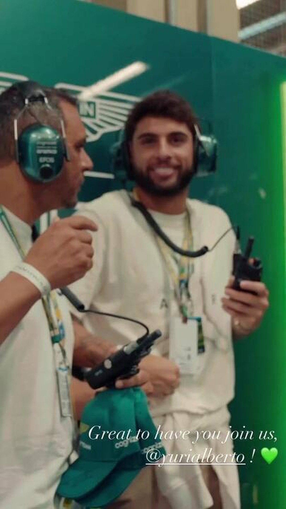 Yuri Alberto, do Corinthians visita box da Aston Martin em Interlagos; vídeo
