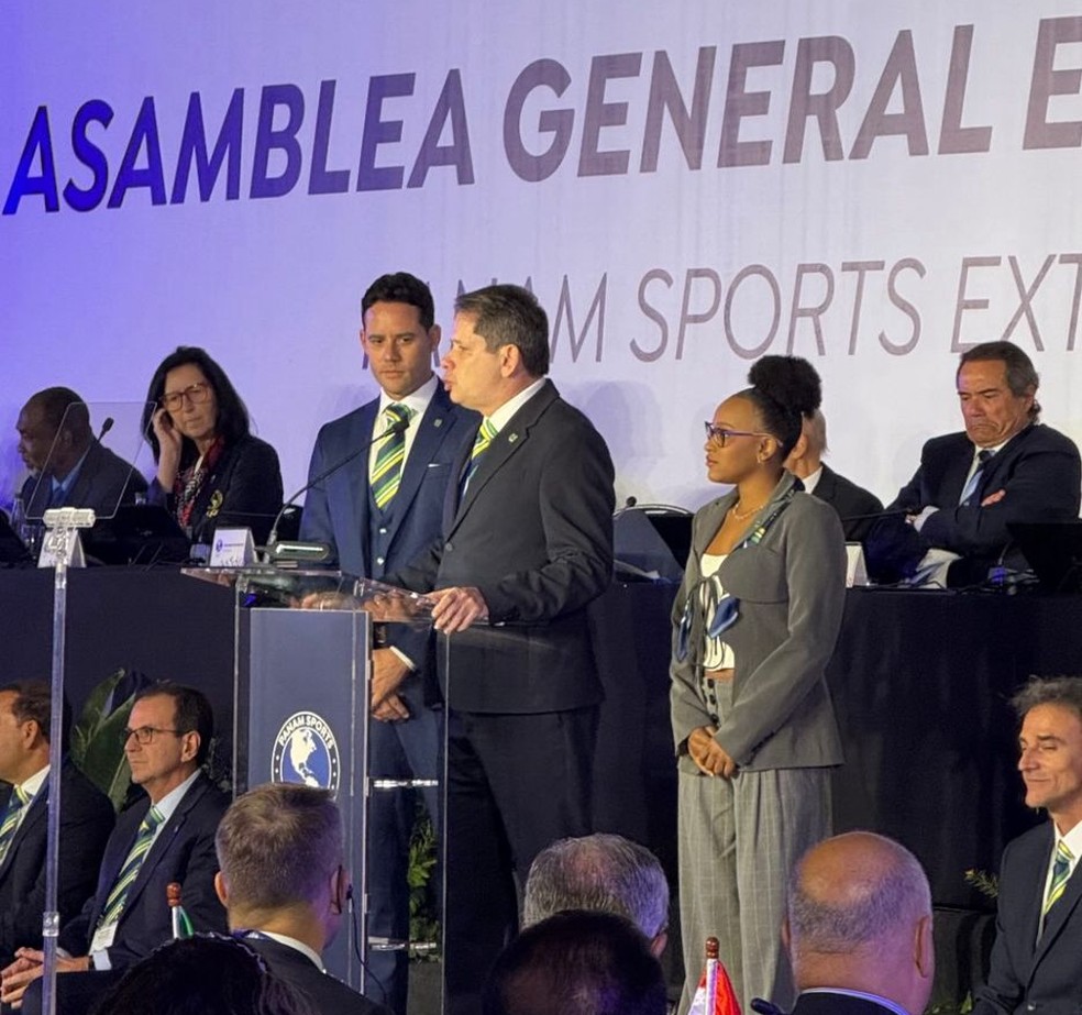 Thiago Pereira, Marco La Porta e Rebeca Andrade na apresentação de Rio-Niterói em Santiago, no Chile — Foto: Raphael De Angeli