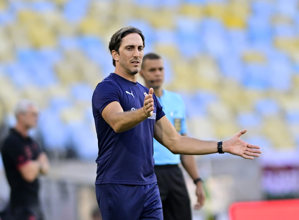 Zubeldía exalta vitória do Fluminense: "Conquistamos com autoridade e paciência"