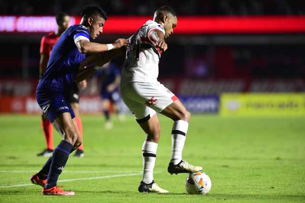 Juan distribui rolinhos em duelo contra o Talleres no Morumbi; Assista aos vídeos.
