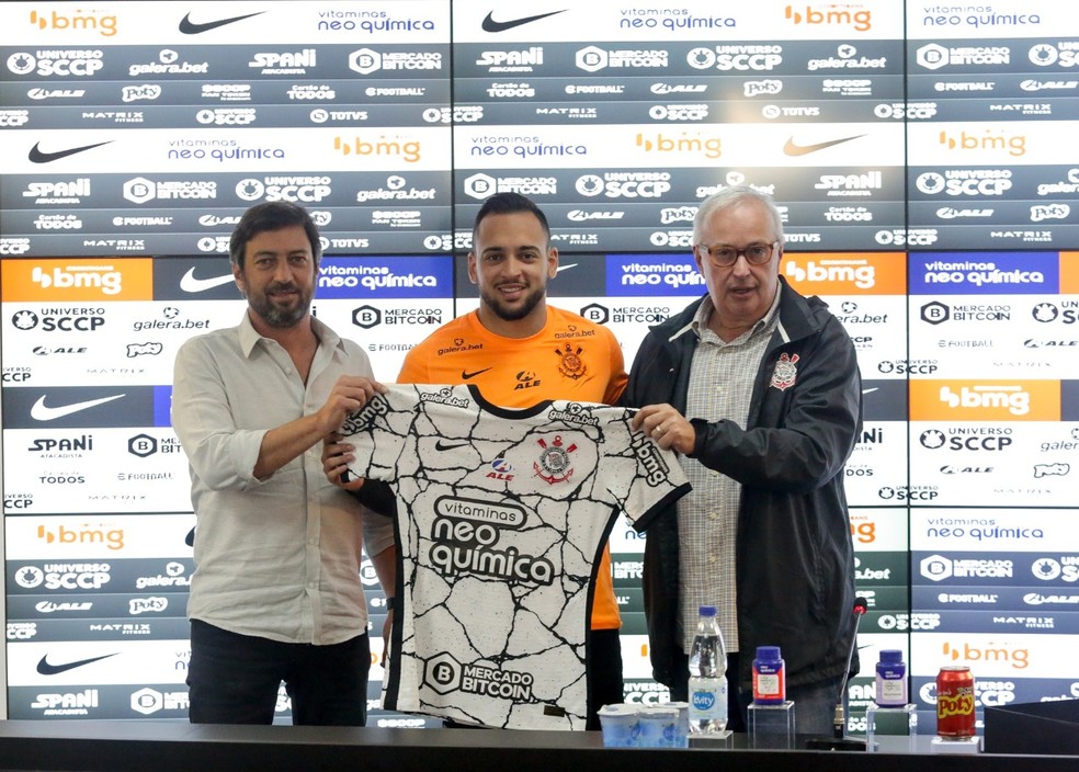 Maycon  apresentado pelo Corinthians ao lado de Duilio Monteiro Alves e Roberto de Andrade  Foto: Rodrigo Coca/Agncia Corinthians
