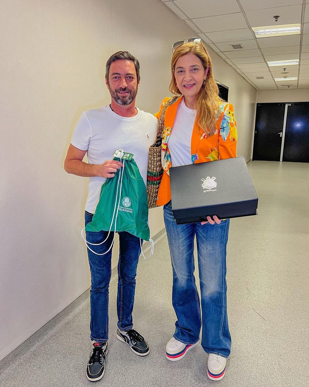 Duilio Monteiro Alves e Leila Pereira trocam presentes  — Foto: Reprodução/Instagram