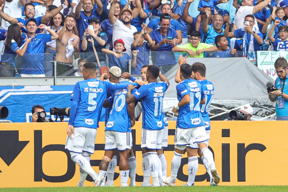 Jogadores do Cruzeiro comemoram o gol de Matheus Pereira diante do Corinthians — Foto: Gilson Lobo/AGIF