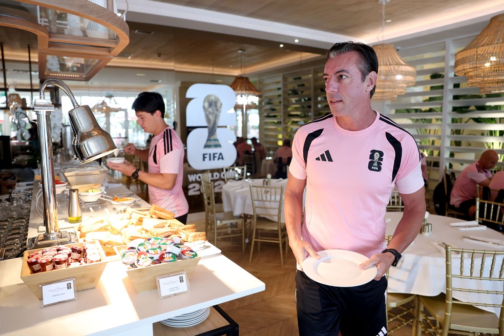 O árbitro Raphael Claus e o assistente Bruno Pires na concentração dos árbitros da Copa do Mundo