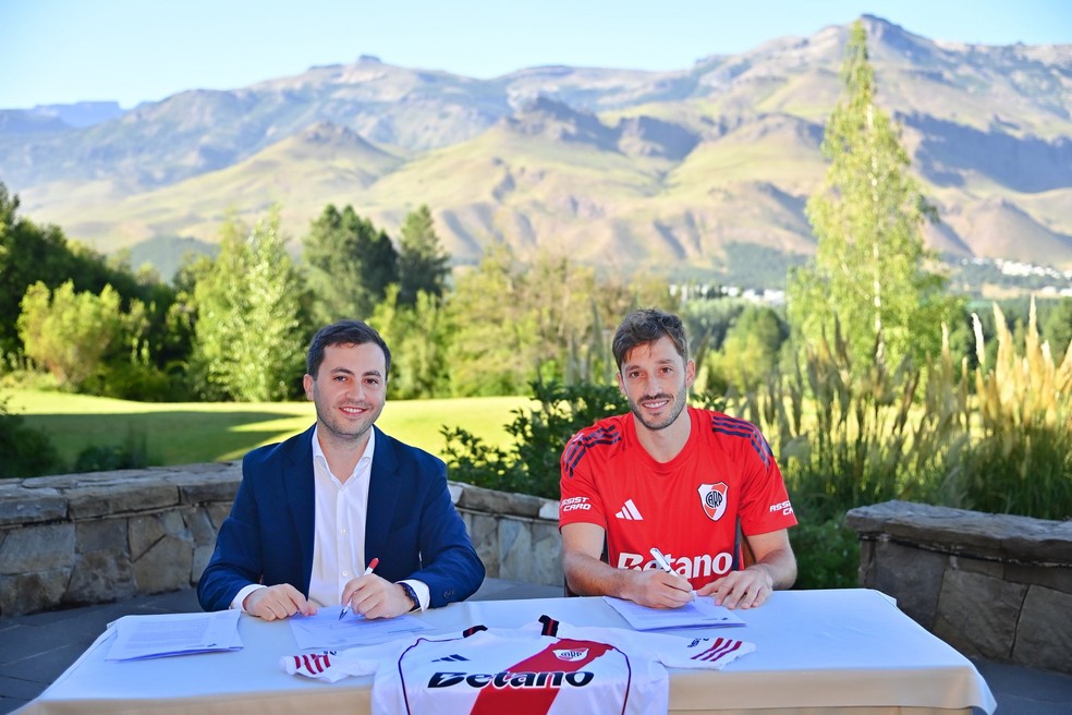 Emprestado pelo Flamengo, Viña enfrenta pressão no River Plate
