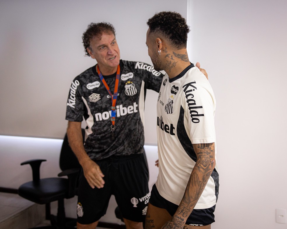 Cuca em reunião com Neymar e elenco do Santos no CT Rei Pelé — Foto: Raul Baretta/Santos