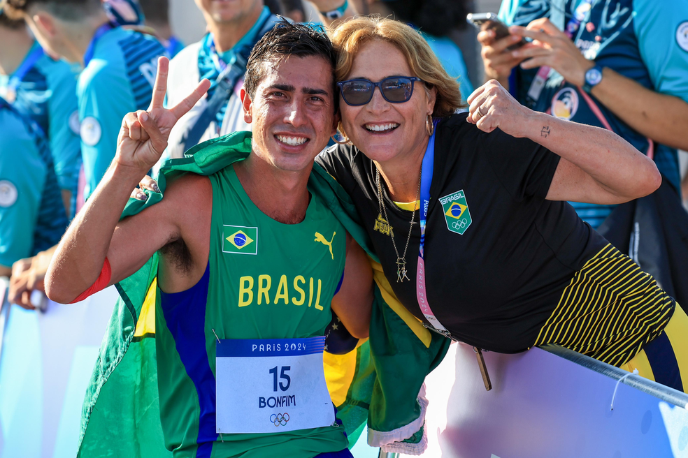 Caio Bonfim e a mãe, que é sua treinadora — Foto: Wagner Carmo/cbat