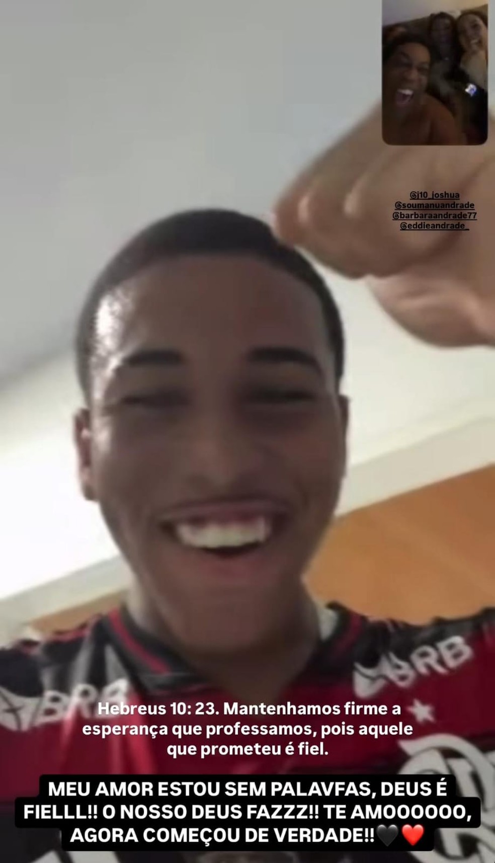 Joshua faz videochamada com a família após estreia com gol no Flamengo — Foto: Reprodução