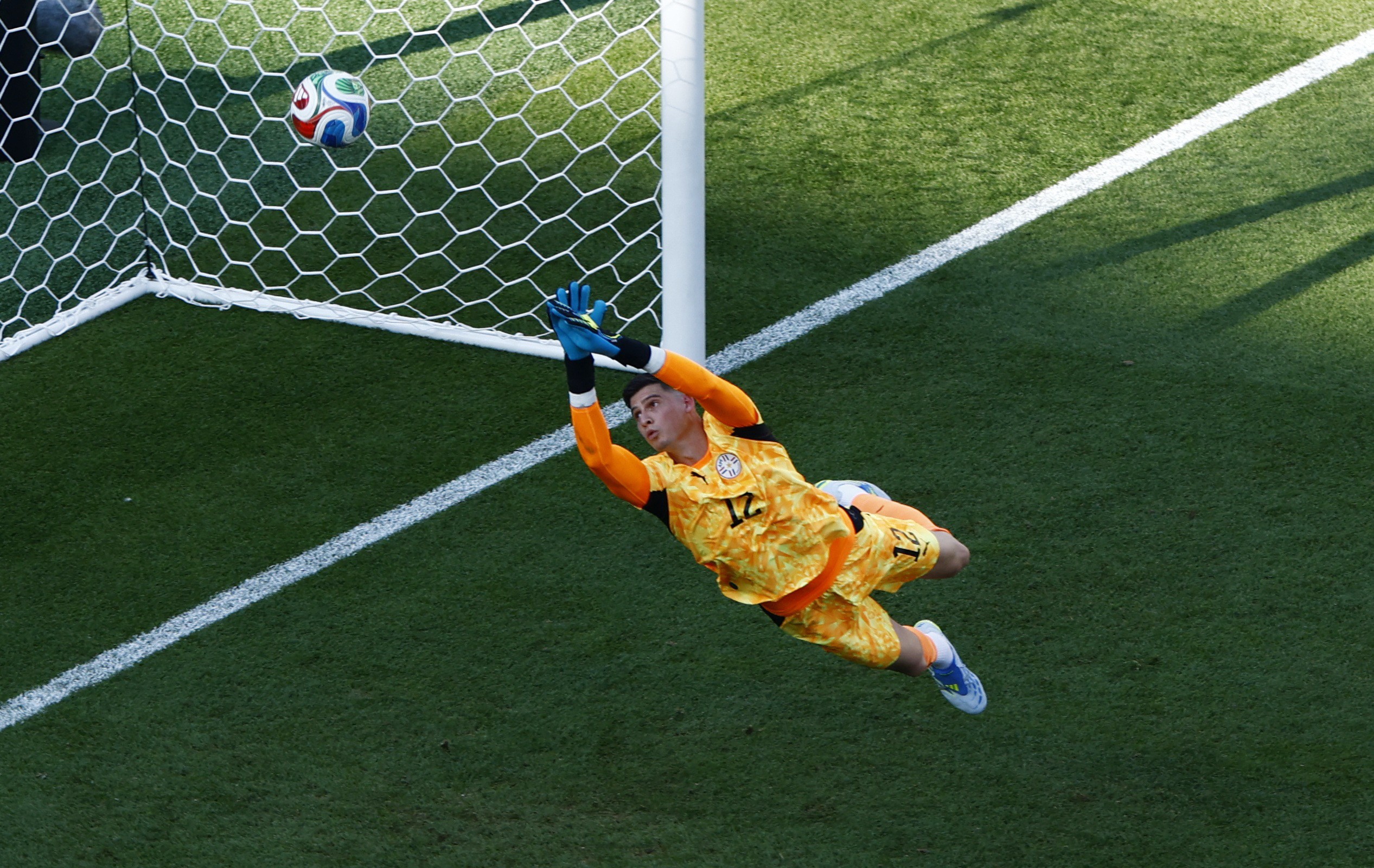 Goleiro do Paraguai diz que seleção sai de cabeça erguida: "Sem o pênalti teríamos conseguido"