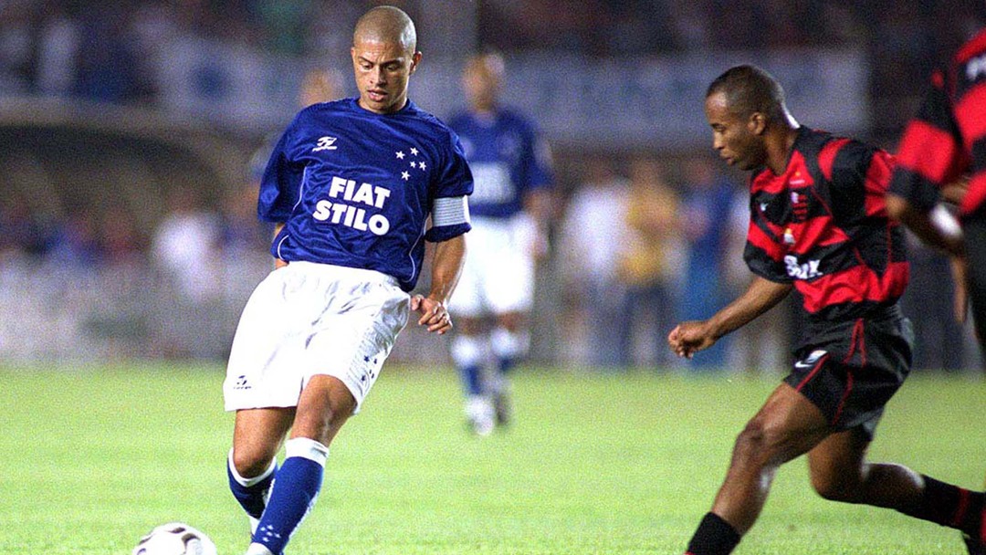 Rapper Kendrick Lamar aparece com camisa de virada épica do