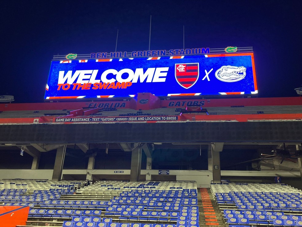 Telão do estádio Ben Hill Griffin em treino do Flamengo — Foto: Emanuelle Ribeiro / ge