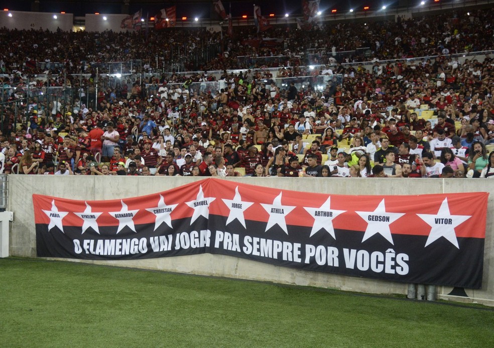 Torcida do Flamengo homenageia garotos do Ninho — Foto: André Durão - GloboEsporte.com