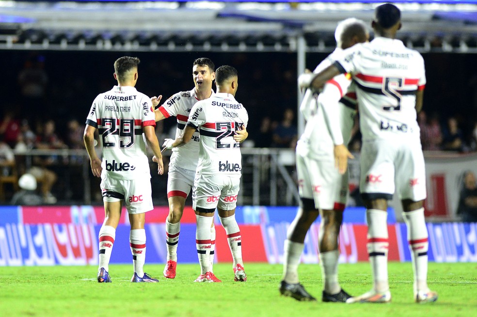 Oscar comemora gol do São Paulo contra o Corinthians — Foto: Marcos Ribolli