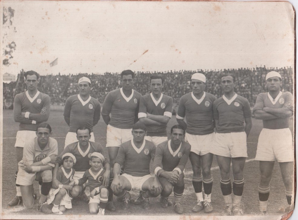 Palmeiras tricampeão paulista em 1934. Carnera é o terceiro da esquerda para a direita, em pé — Foto: Divulgação/Palmeiras