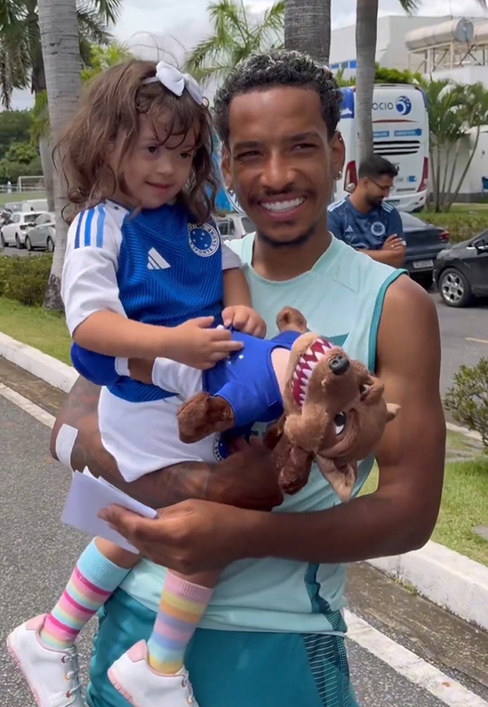 Matheus Pereira recebe crianças com síndrome de Down na toca da Raposa 2 — Foto: Reprodução