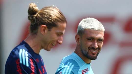 Além de chegadas e saídas, Flamengo tem renovações para resolver - Clube negocia extensão dos vínculos do técnico Filipe Luís e do lateral-direito Varela