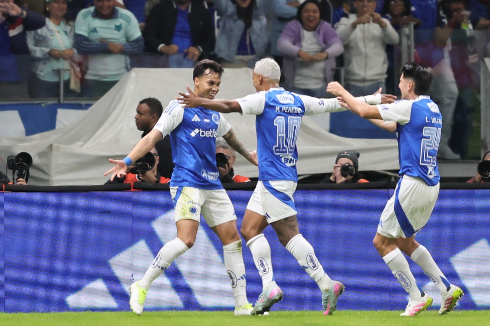 Jogadores do Cruzeiro comemoram gol — Foto: Gilson Lobo/ AGIF