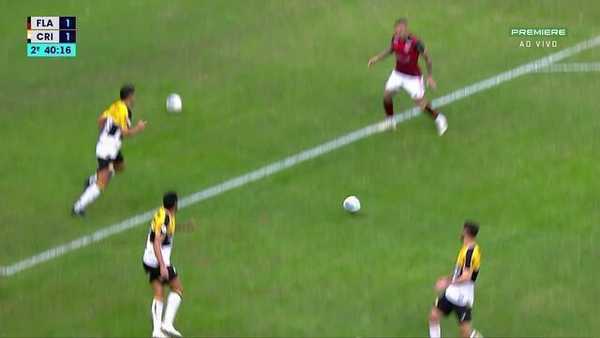 Regra aplicada em partida entre Flamengo e Criciúma resulta em pênalti curioso