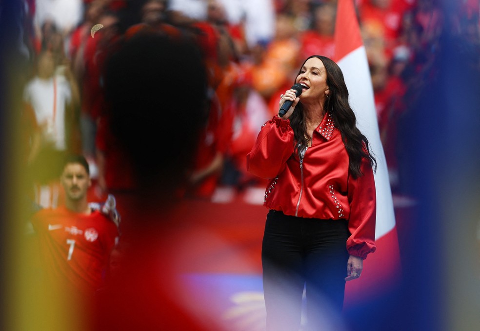 Alanis Morissette canta o hino antes de Canadá e Bósnia — Foto: Reuters
