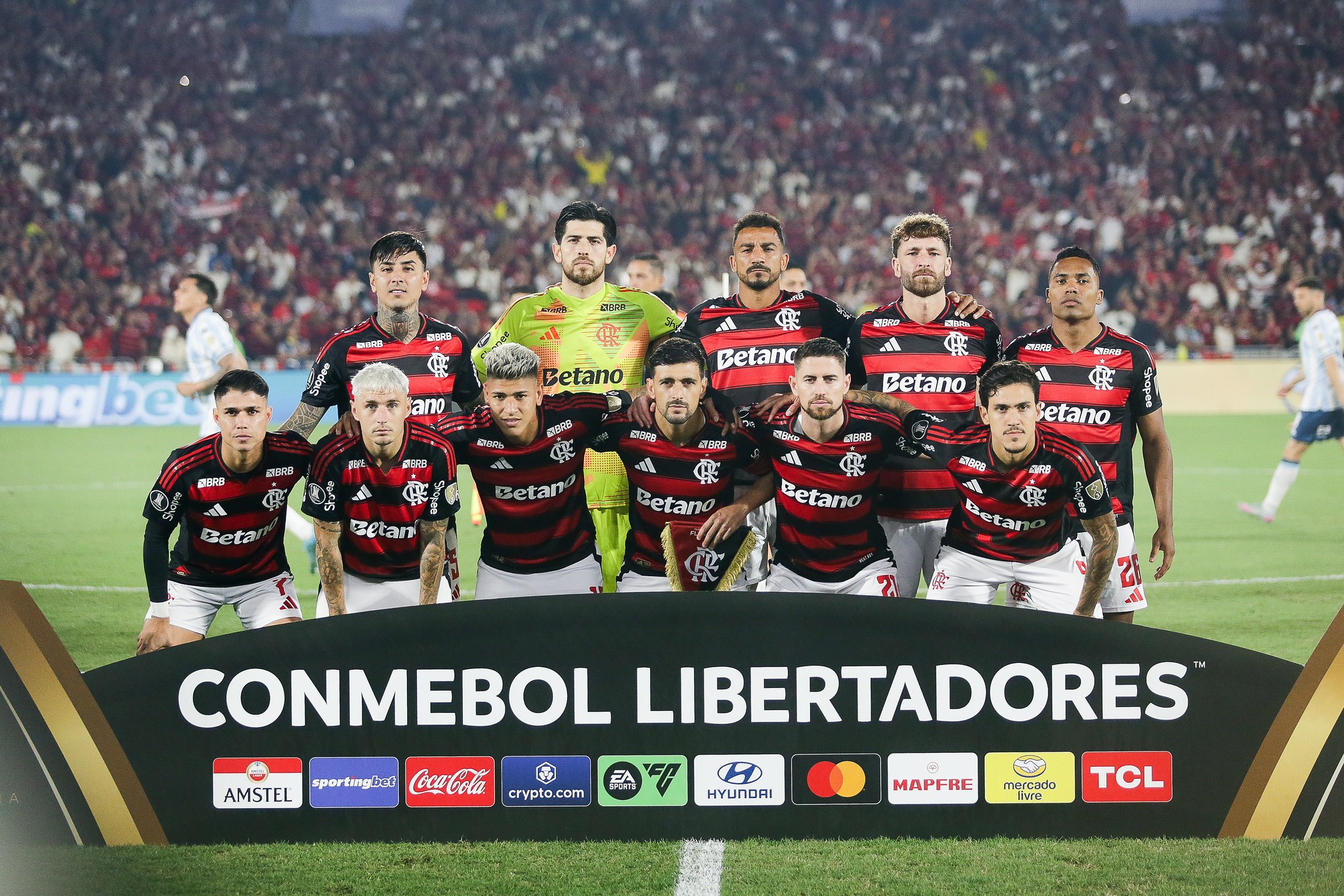 Carrascal brilha, Flamengo supera adversário e os torcedores celebram a vitória em grande estilo