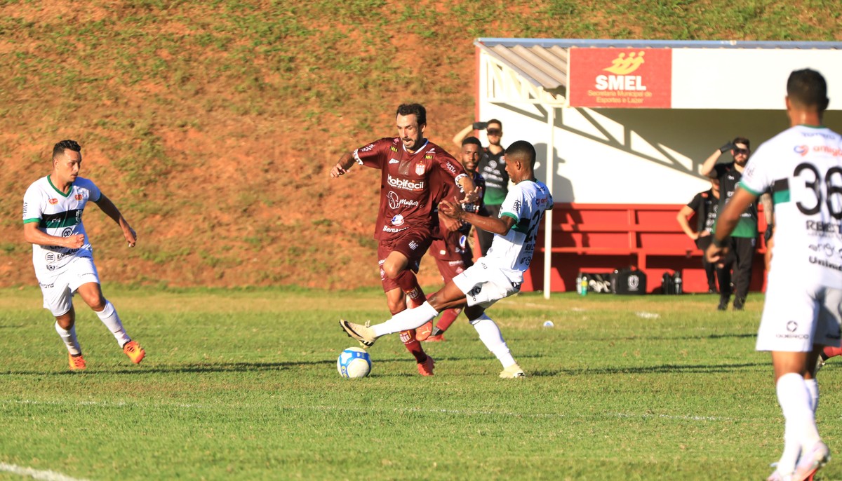 Clube da Série D dispensa Thiago Ribeiro e mais cinco jogadores por problemas financeiros.