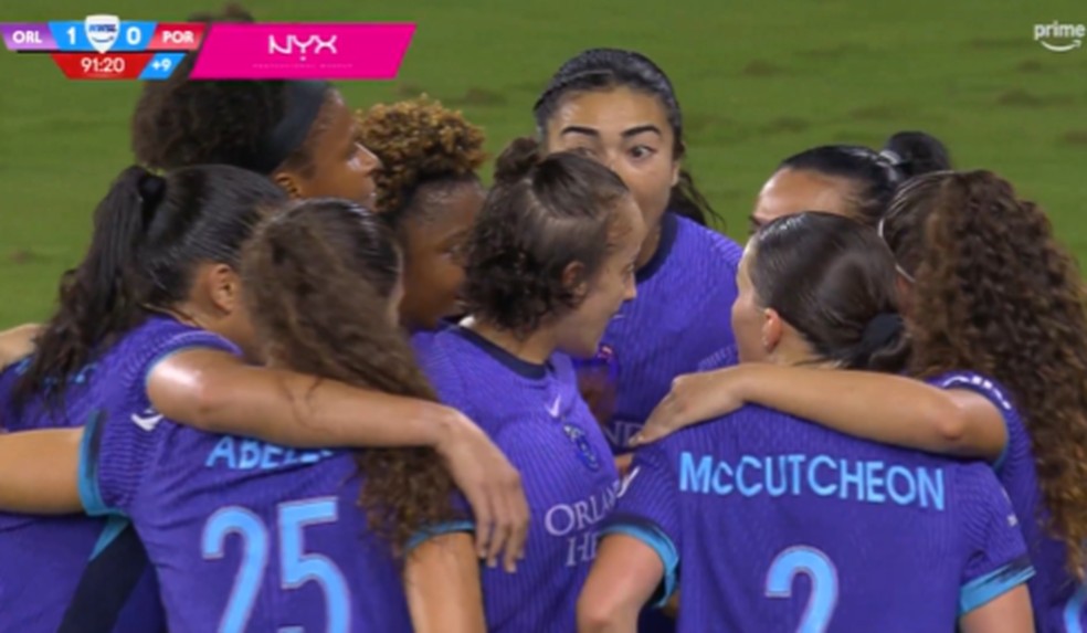 Jogadoras do Orlando Pride comemoram o gol olímpico de Marta