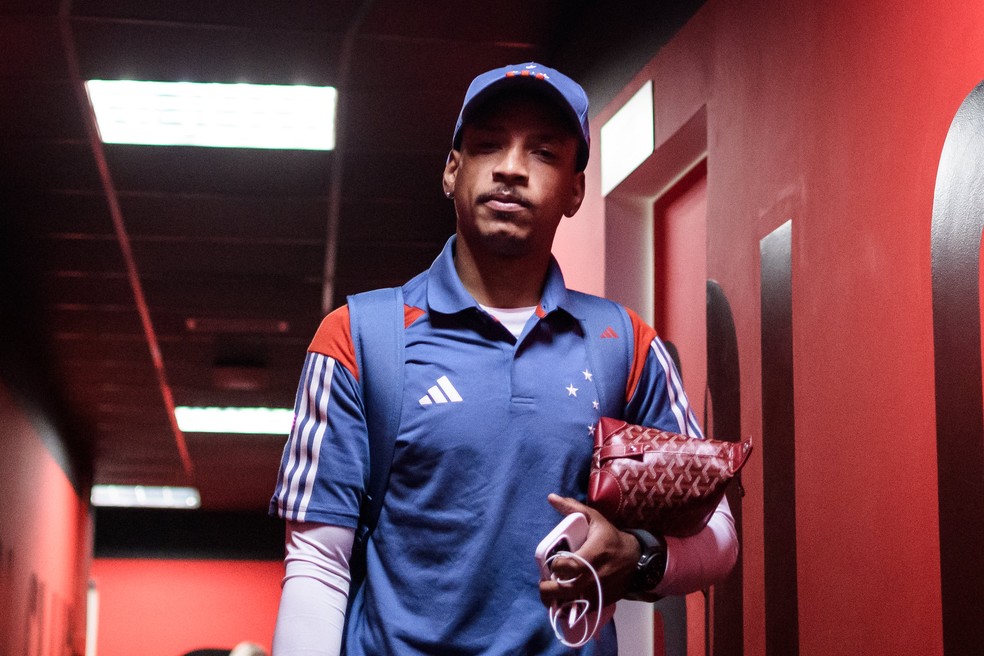 Matheus Pereira chega ao Morumbis para Cruzeiro x São Paulo — Foto: Gustavo Aleixo/Cruzeiro