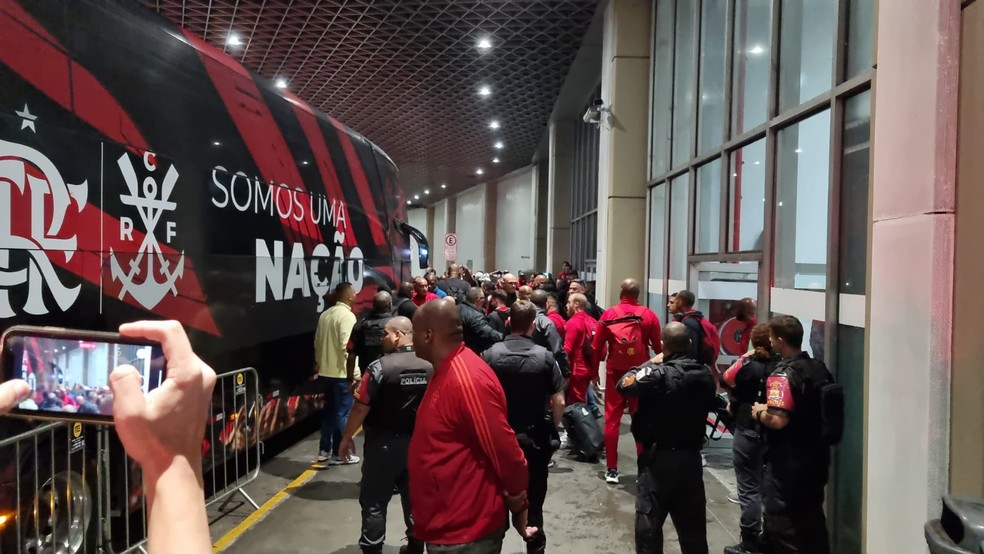 Jogadores do Flamengo desembarcam sob protesto após eliminação na Libertadores — Foto: Ronald Lincoln. / ge