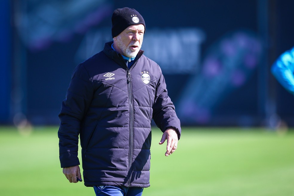 Mano Menezes em treinamento do Grêmio antes da partida contra o Juventude — Foto: Lucas Uebel / Grêmio