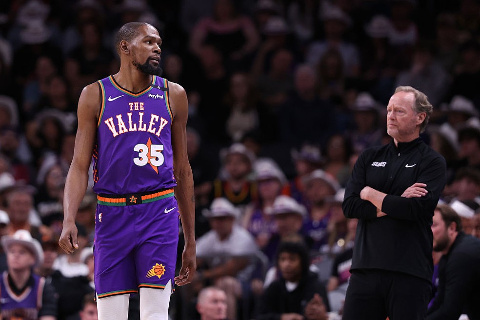 Kevin Durant e o técnico do Phoenix Suns, Mike Budenholzer, durante a temporada — Foto: Getty Images