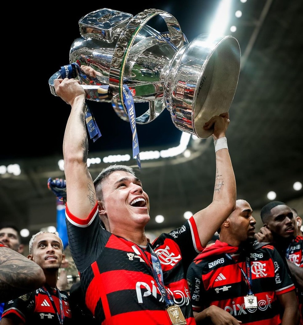 Luiz Araújo exibe taça da Copa do Brasil, conquistada pelo Flamengo no domingo passado