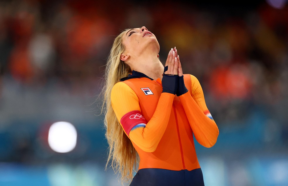 Jutta Leerdam celebra após vencer a medalha de ouro com recorde olímpico em Milão-Cortina — Foto: Reuters