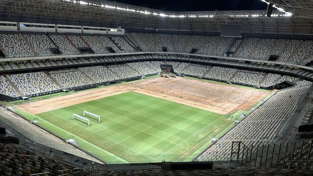 Gramado da Arena MRV sendo trocado