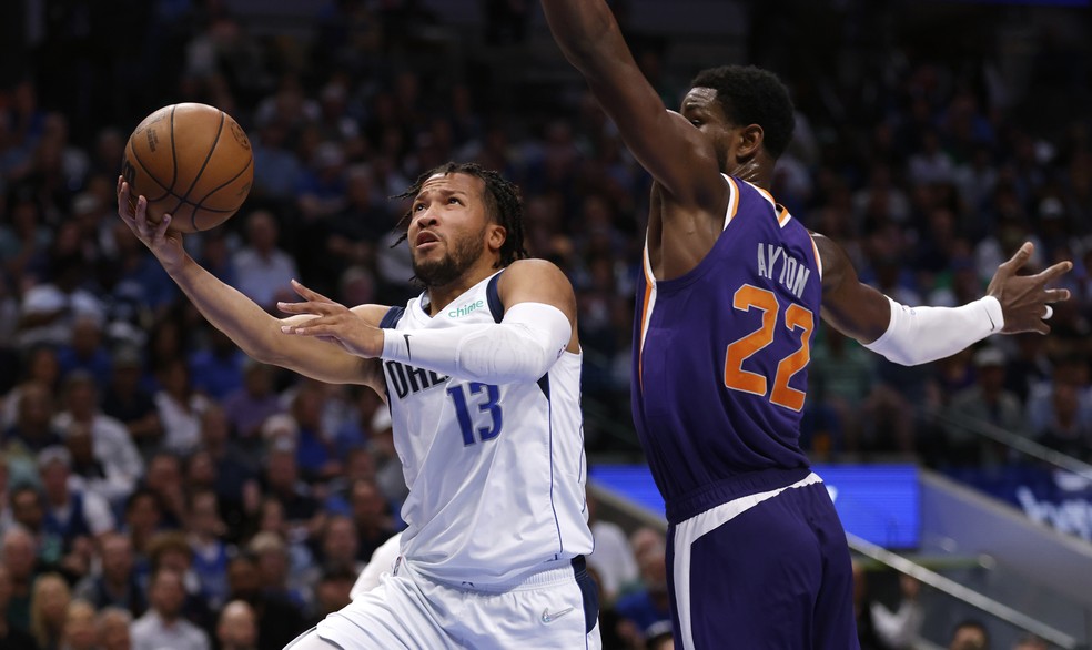 Jalen Brunson ataca a cesta contra DeAndre Ayton — Foto: Ron Jenkins/Getty Images