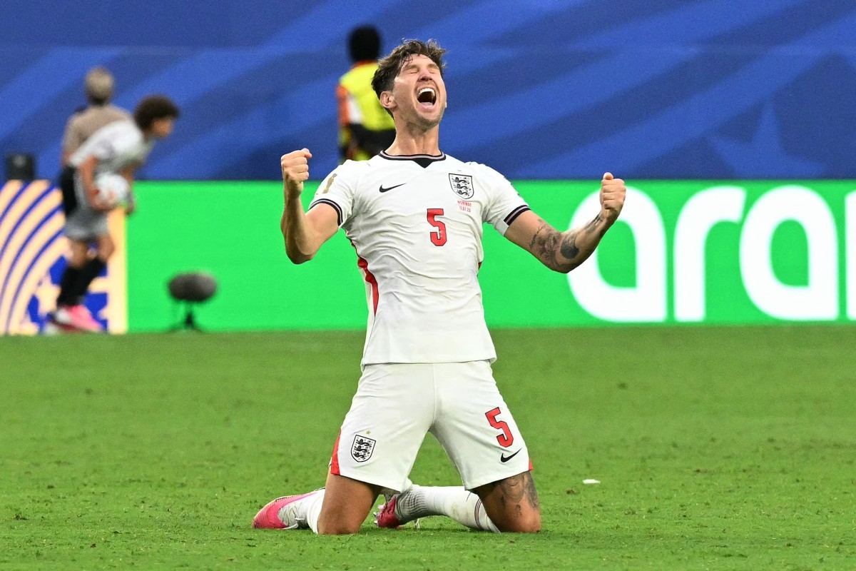 Sem clube, zagueiro da Inglaterra disputa semifinal da Copa "desempregado"; entenda
