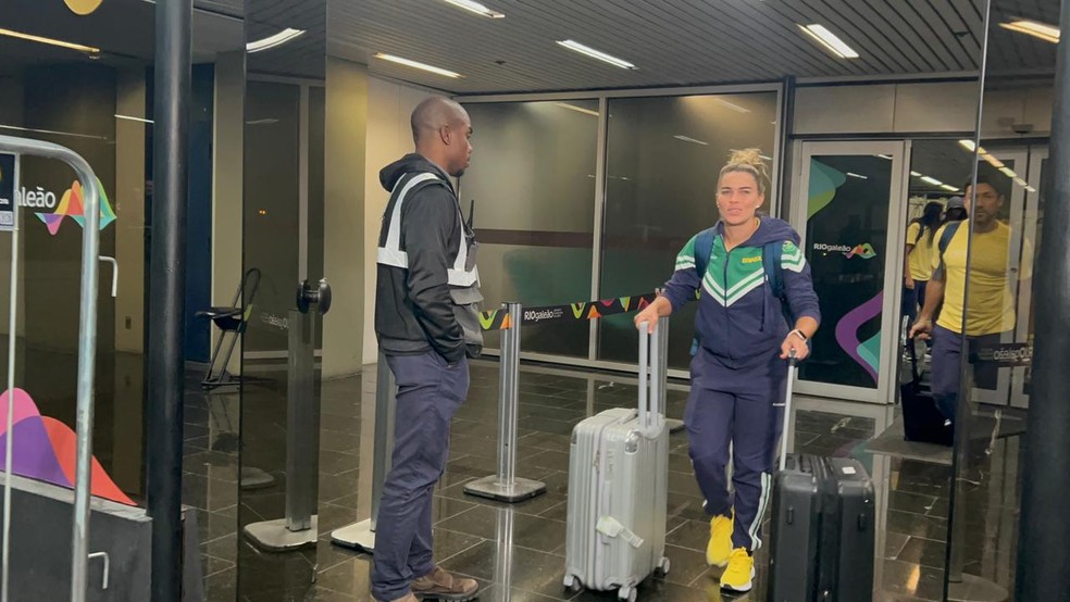 Tamires em desembarque da Seleção Feminina de Futebol no Rio — Foto: Tayna Fiori/GE